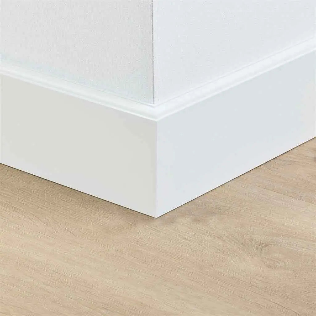 Wit gelakte plint Baroque RAL 9010 120x15x2400 mm