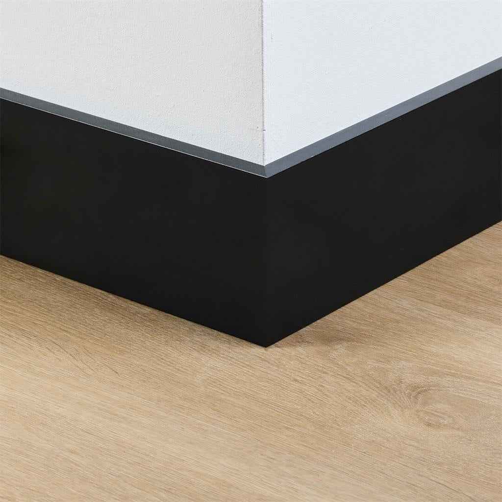 Zwart gelakte plint Strak RAL 9005 120x15x2400 mm