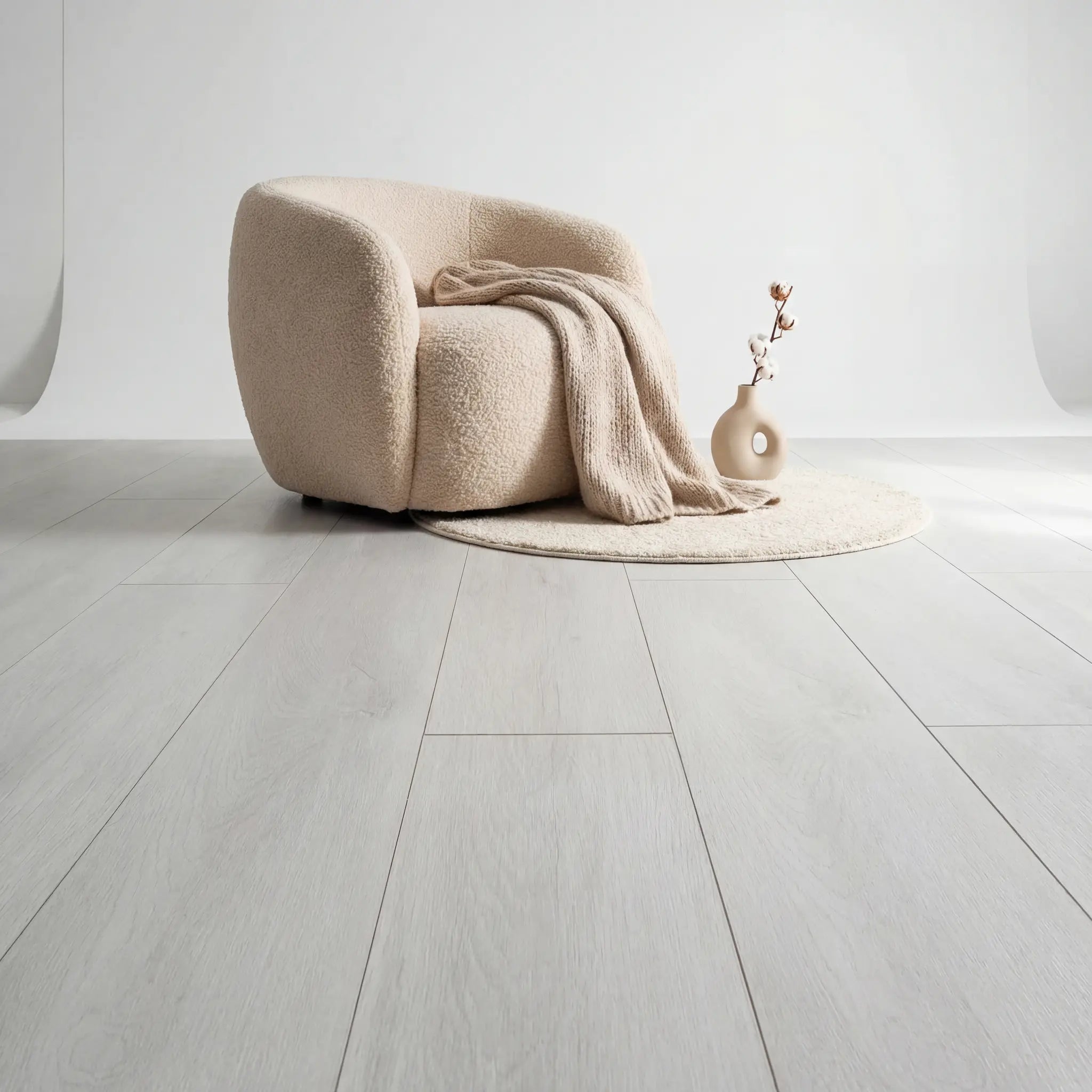 Minimalistische fauteuil op ultra mat wit laminaat vloer