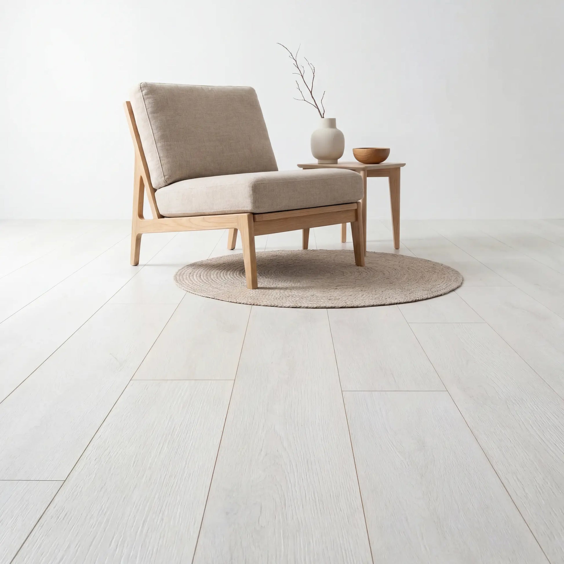 Scandinavisch interieur met lichte witte laminaat vloer