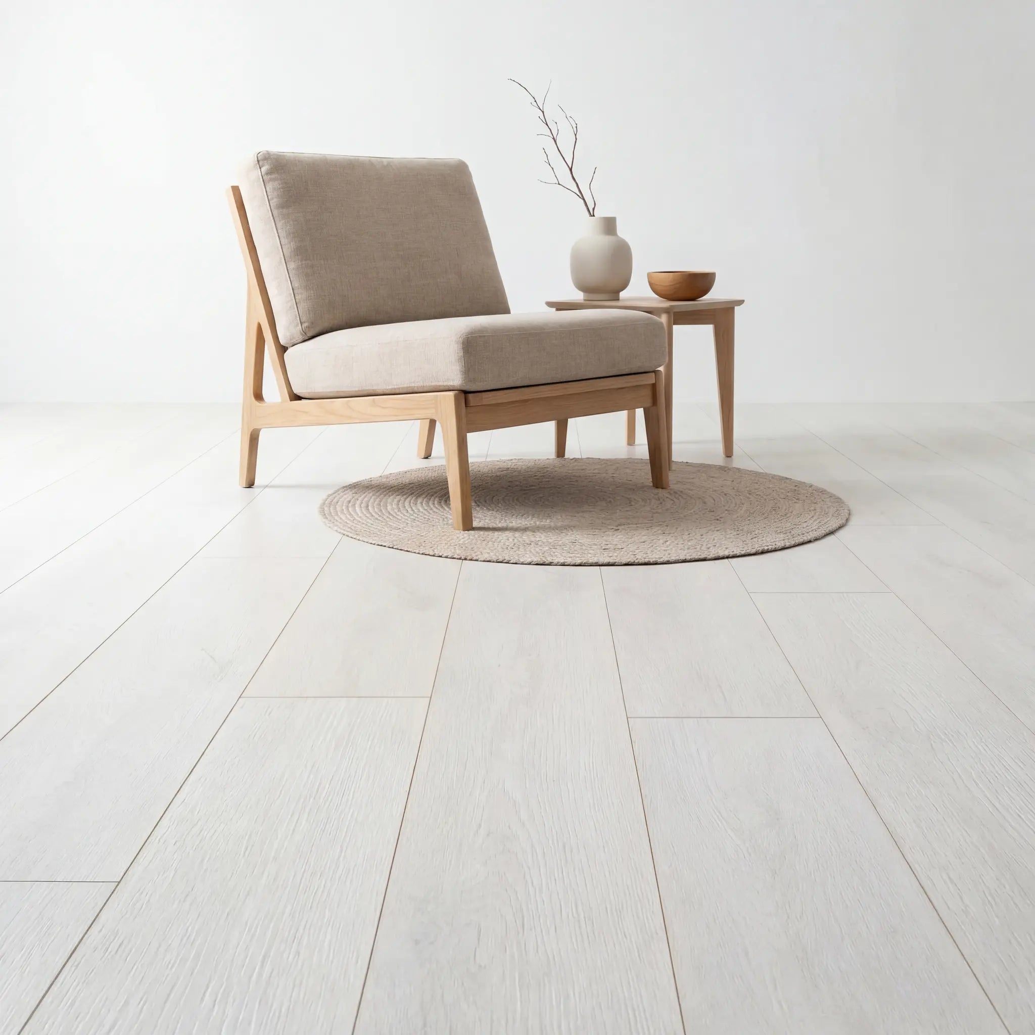 Scandinavisch interieur met lichte witte laminaat vloer