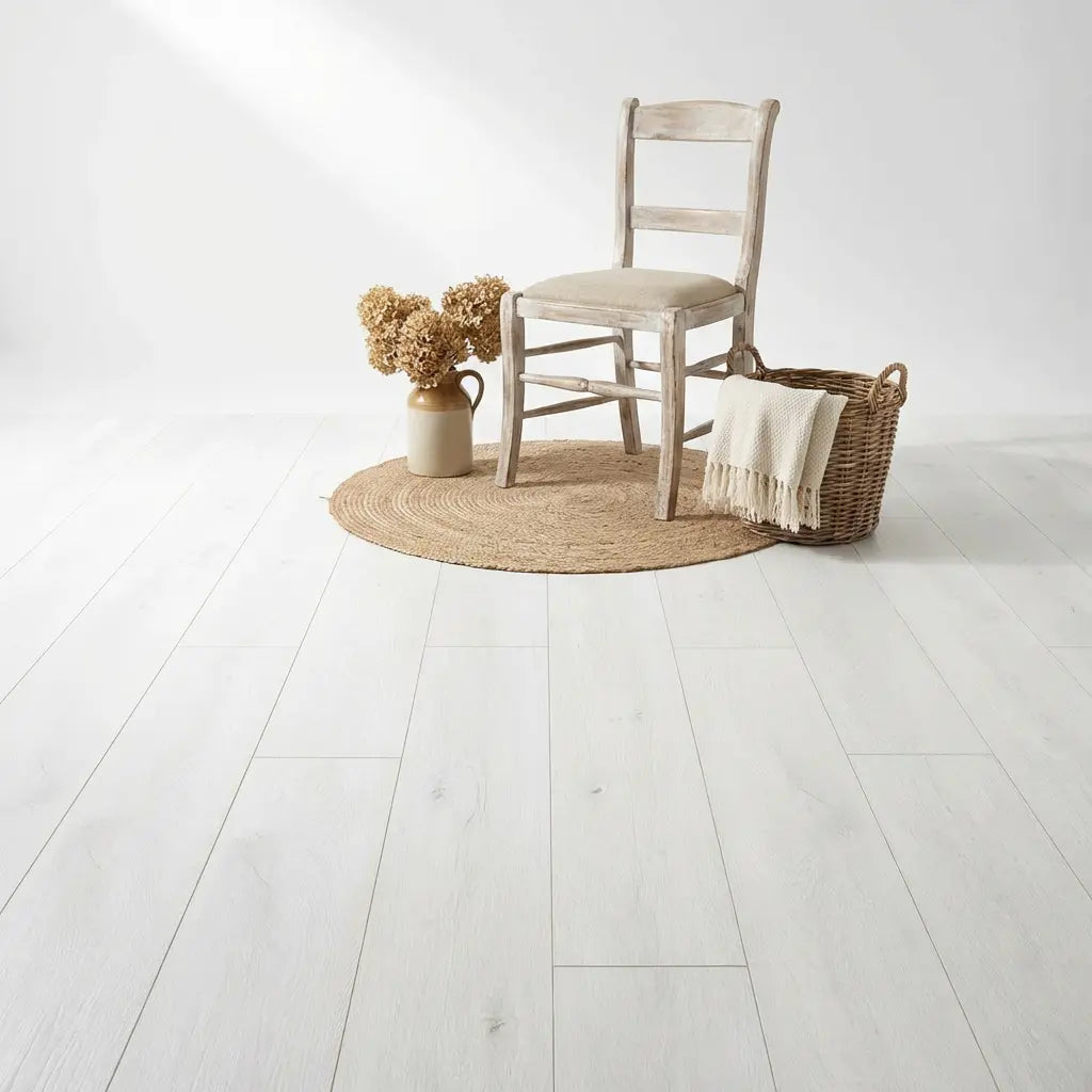 Lichte woonkamer met ultra mat wit laminaat vloer en rotan accessoires