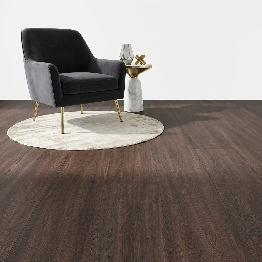 Modern interieur met donkerbruine Armonia Large Palermo laminaat vloer en relaxstoel