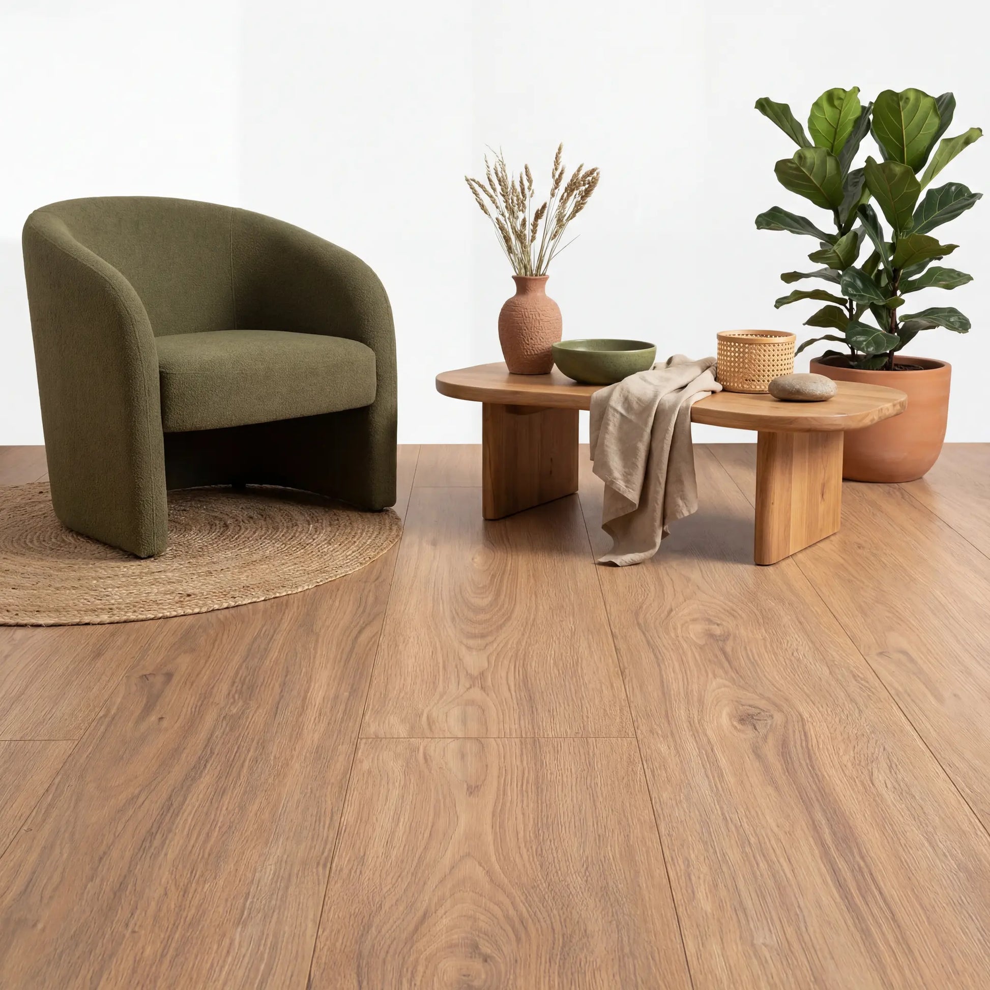 Moderne woonkamer met ultra matte lichte eiken laminaat vloer