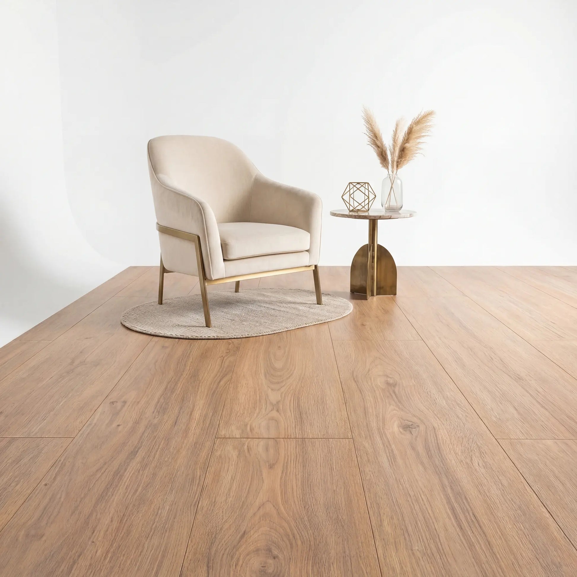Elegante woonkamer met ultra matte lichte eiken laminaat vloer