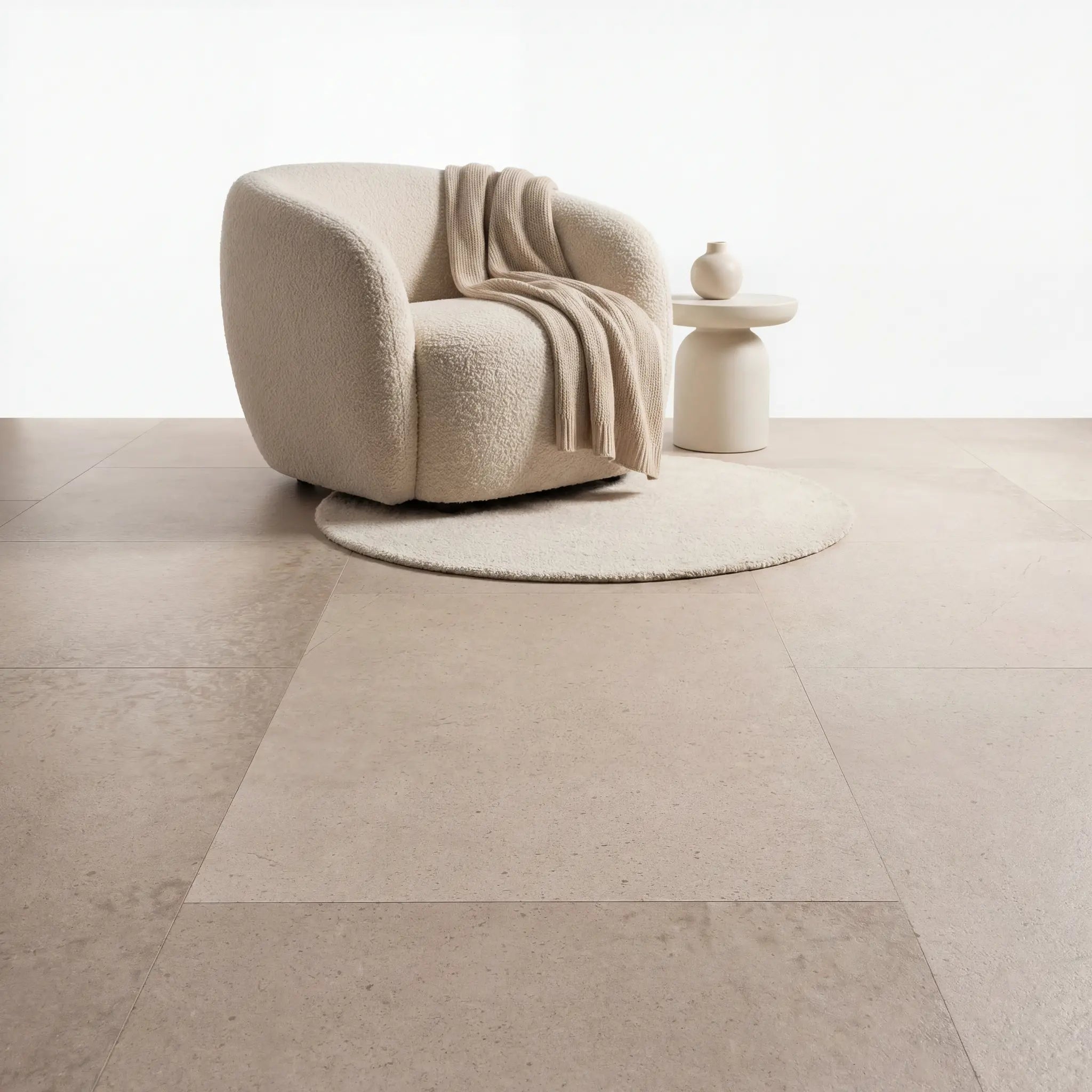 Sfeervolle zithoek met licht beige plak pvc vloer en warme styling