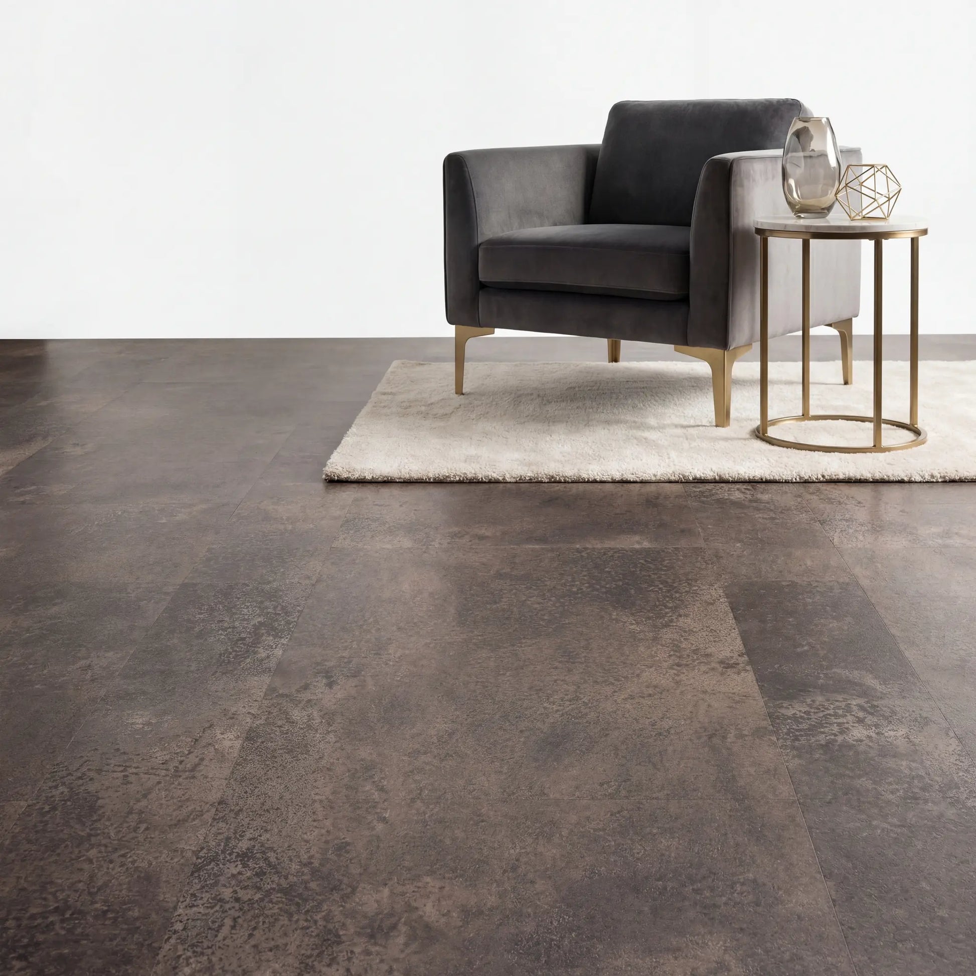 Fusca plak pvc vloer in modern interieur met grijze fauteuil