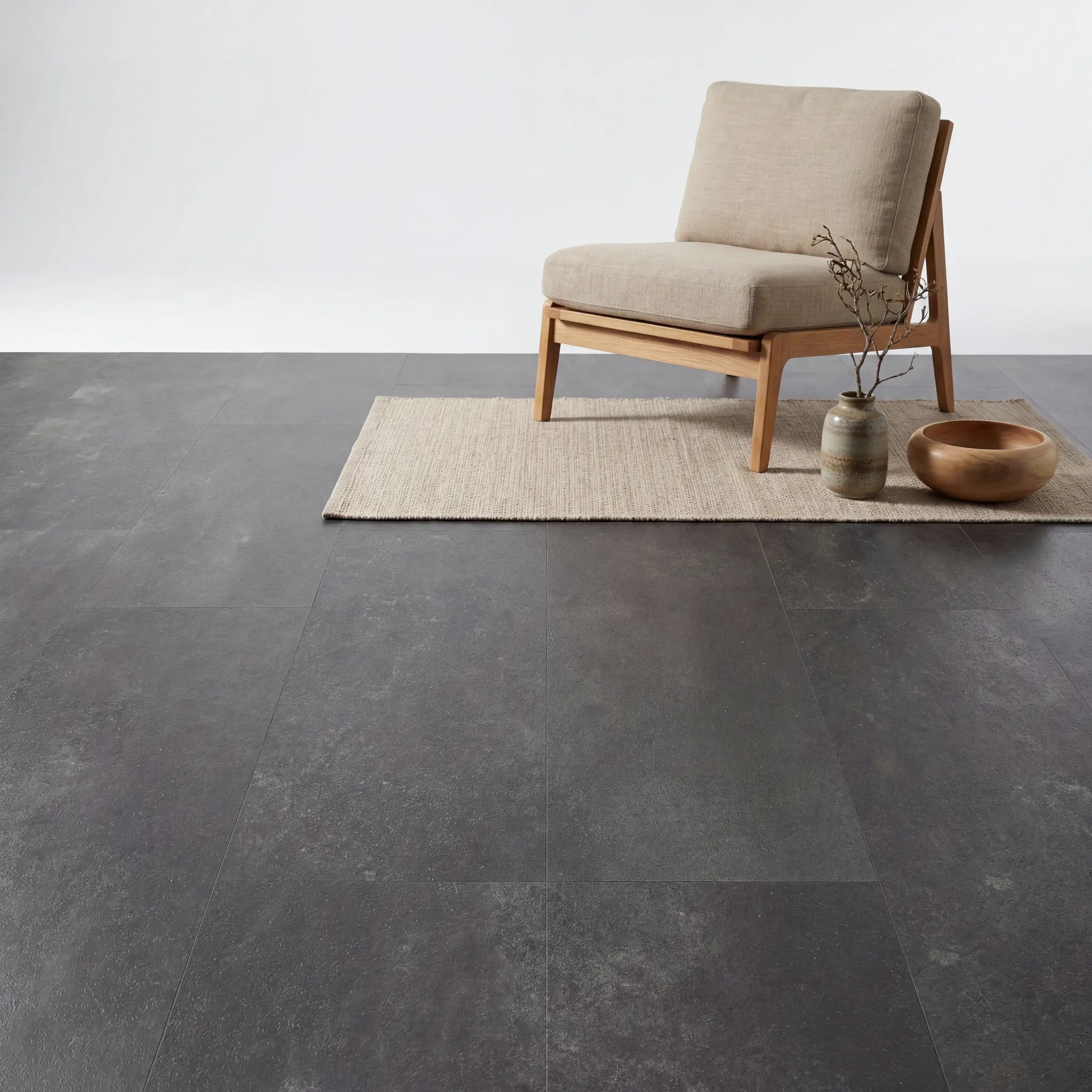 Minimalistische kamer met ultra matte pvc vloer in steentint