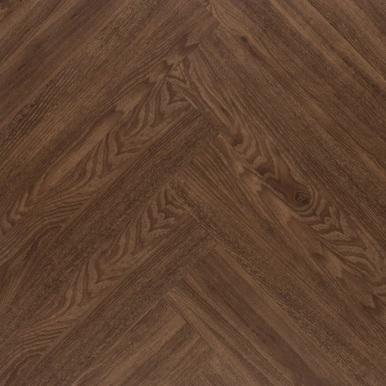 Detail van visgraat klik pvc vloer donkerbruin eiken met voelbare houtstructuur